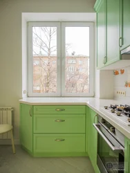 Кухонныя гарнітуры на маленькія кухні вокнамі фота
