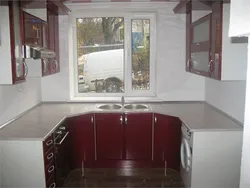 Кухонныя гарнітуры на маленькія кухні вокнамі фота