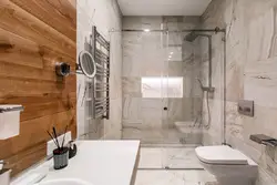 Сочетание плитки и дерева в интерьере ванной