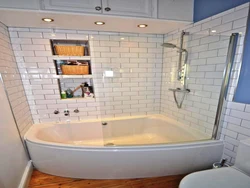 Бұрыштық ванна мен душ бар ваннаның дизайны