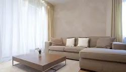 Светлый диван в интерьере гостиной