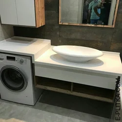 Стиральная машинка под столешницей в ванной фото