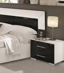 Bir çarpayı masası fotoşəkili olan yataq otağı