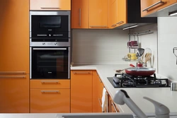 Фото встроенных кухонных гарнитуров на кухнях