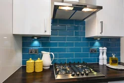 Кухня дизайн синий фартук