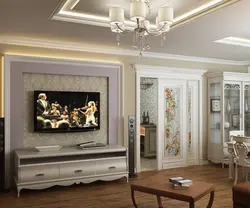 Qonaq otağının interyerində klassik üslubda televizor