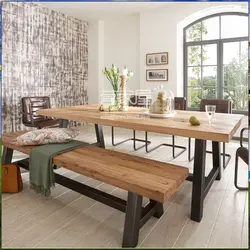 Деревянный стол в интерьере кухни