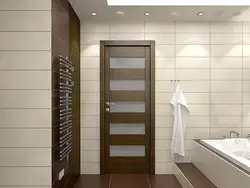 Дизайн ванной с темной дверью