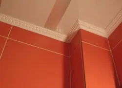 Ceiling skirting boards in the bathroom photo