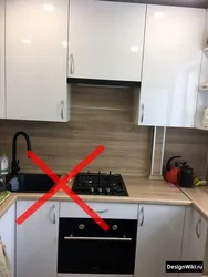 Мойка и плита на кухне фото