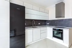 Холодильник черный в интерьере белой кухни