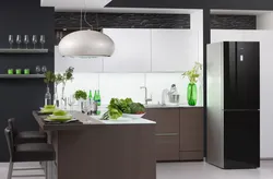 Холодильник черный в интерьере белой кухни