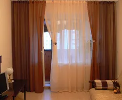 Дизайн спальни с балконной дверью и окном