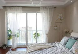 Дызайн спальні з гаўбечнай дзвярыма і акном