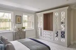 Дизайн распашных шкафов в гостиную