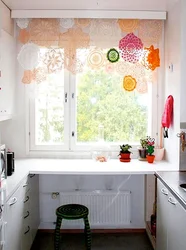 Дизайн кухонного окна в маленькой кухне