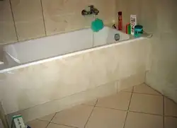 Экран у ваннай з пліткі фота