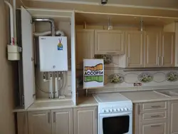 Дызайн кухні з газавай трубой за халадзільнікам