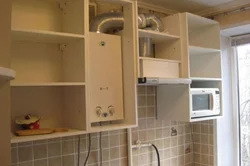 Дизайн кухни с газовой трубой за холодильником