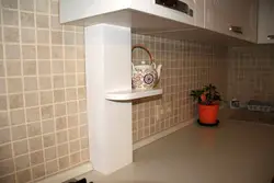 Дизайн кухни с газовой трубой за холодильником