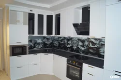 Фото кухни с черным стеклом
