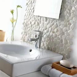 Bath design with pebbles