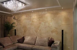 Dünya xəritəsi qonaq otağının interyerində dekorativ gips şəkli