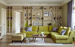 Интерьер гостиной с оливковым диваном фото