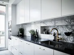 Белая кухня с мраморной столешницей в интерьере фото