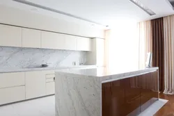 Белая кухня с мраморной столешницей в интерьере фото