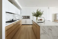 Белая кухня з мармуровай стальніцай у інтэр'еры фота