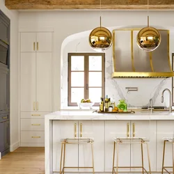 Белая кухня с золотыми ручками фото