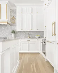 Белая кухня з залатымі ручкамі фота