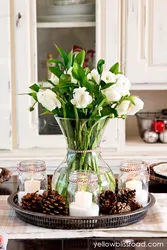 Искусственные цветы для декора на кухне фото