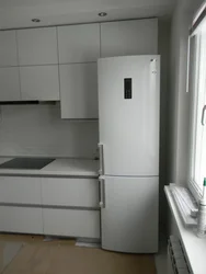 Белы халадзільнік на кухні фота