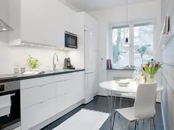 Белы халадзільнік на кухні фота
