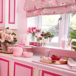 Дызайн кухні з ружовымі шпалерамі