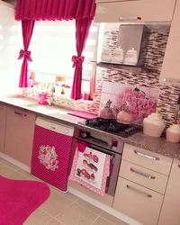 Дизайн кухни с розовыми обоями