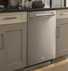 Посудамыйная машына асобнастаячая фота ў інтэр'еры кухні
