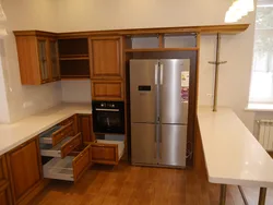 Холодильник на входе на кухню фото
