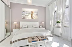 Интерьер маленькой спальни с белой мебелью
