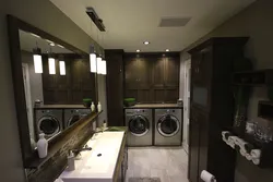 Черная стиральная машина в ванной комнате фото