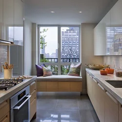 Дизайн маленькой кухни с окном посередине фото