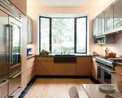Дызайн маленькай кухні з акном пасярэдзіне фота