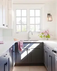 Дызайн маленькай кухні з акном пасярэдзіне фота