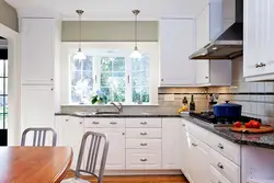 Дизайн маленькой кухни с окном посередине фото