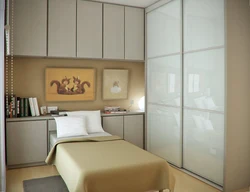 Интерьер дизайн маленькой спальни с шкафом