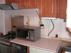 Kitchen Design With Gas Pipe Along The Entire Wall