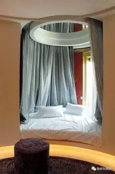 Круглы ложак у інтэр'еры спальні фота