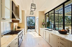 Кухня с витражным окном дизайн фото